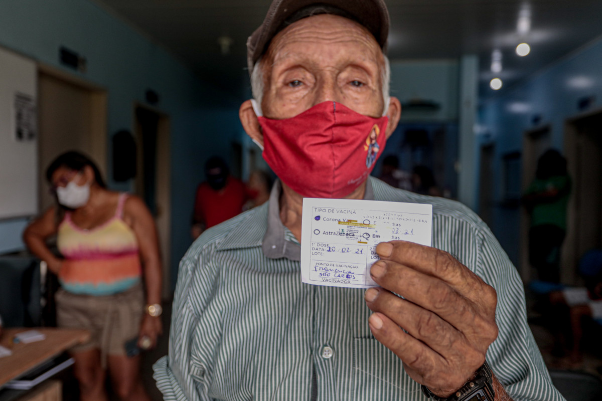 Para a primeira dose é preciso levar documento com foto e cartão do SUS