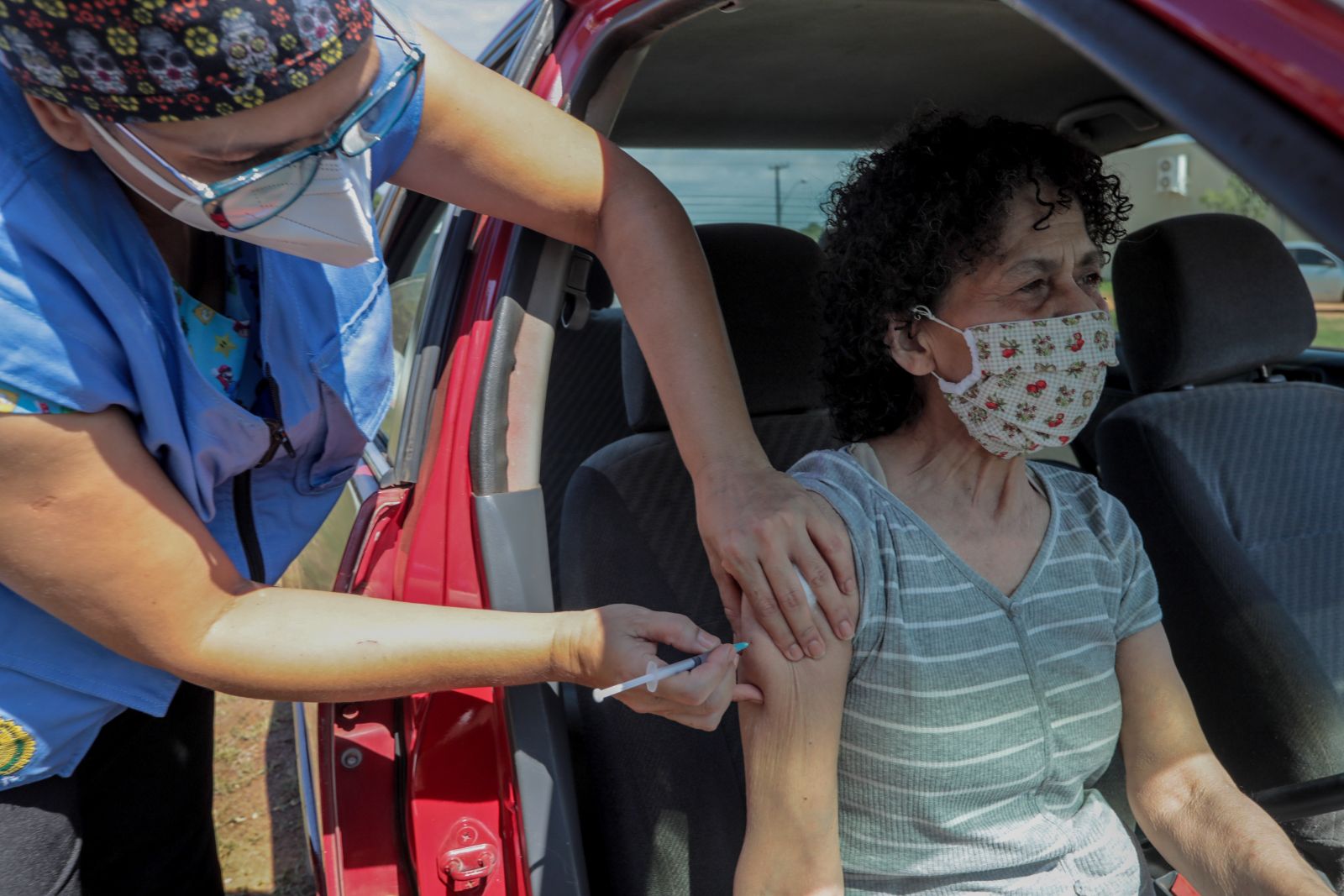 Jacira, de 64 anos, recebeu segunda dose dentro do veículo