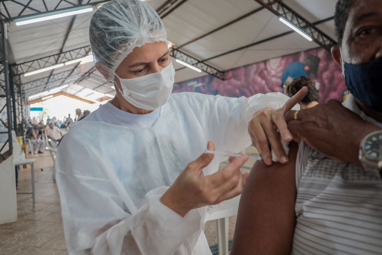 É importante cumprir o mesmo horário da primeira dose para evitar aglomeração