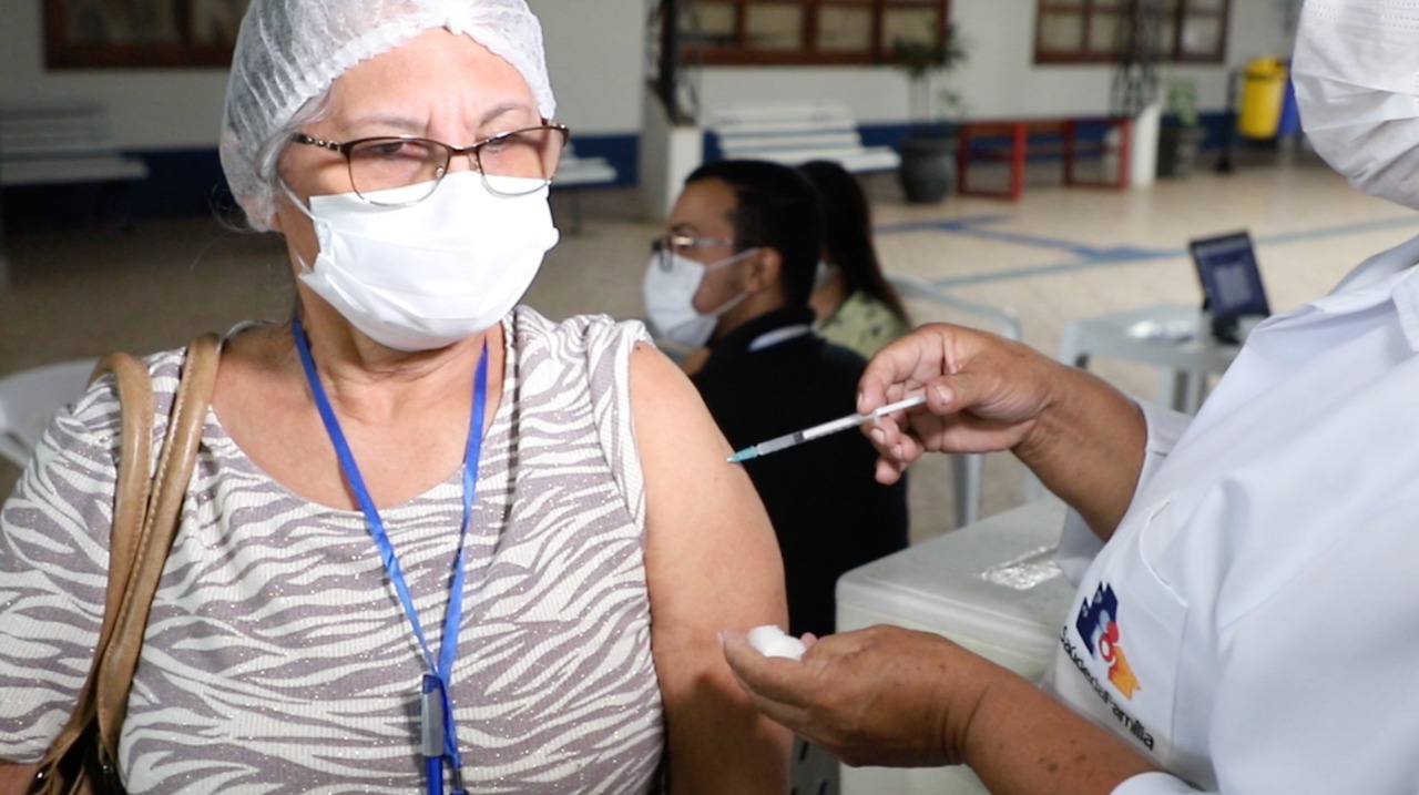 Além dos idosos, os trabalhadores da saúde que foram vacinados no mesmo período